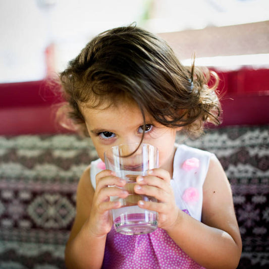 💧Bébé boit-il assez d’eau ? Hydratation : repères essentiels